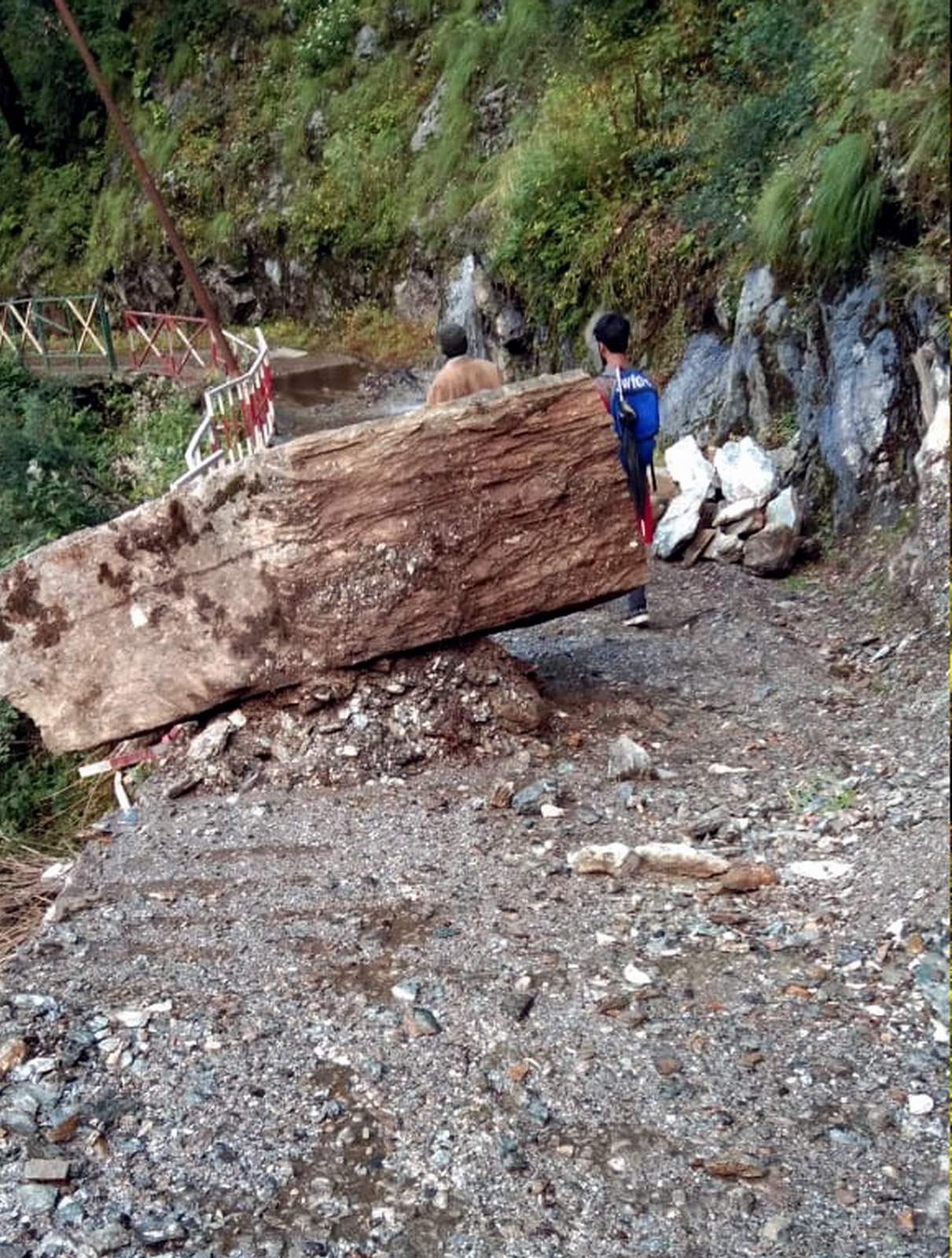 Challenge to repair the pedestrian path of Yamunotri Dham