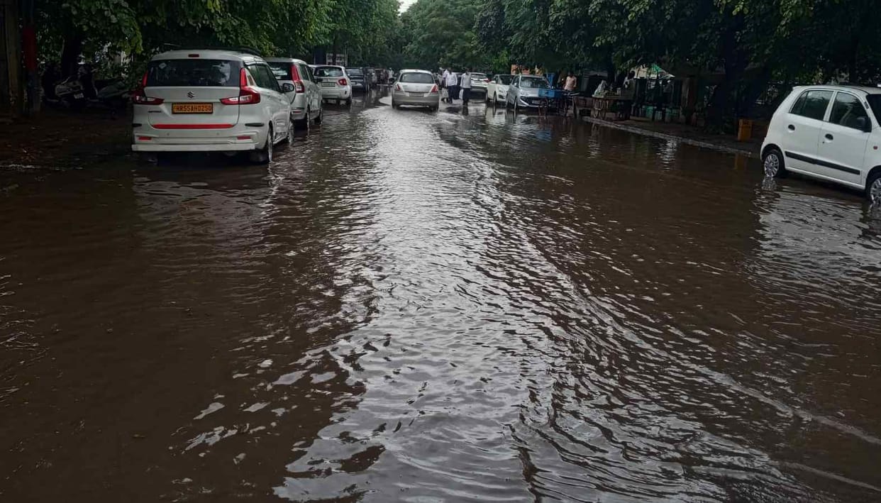 17.5 mm of rain in the district, waterlogging on the roads