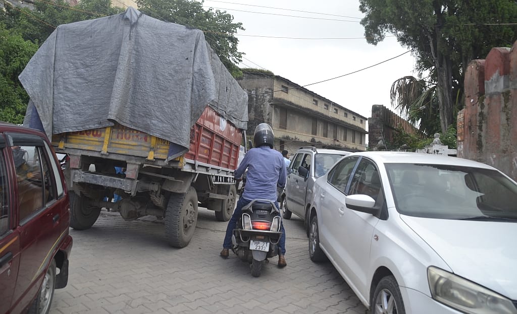 Mahlat Valley in the heart of the city turned into a parking lot, feeling jammed