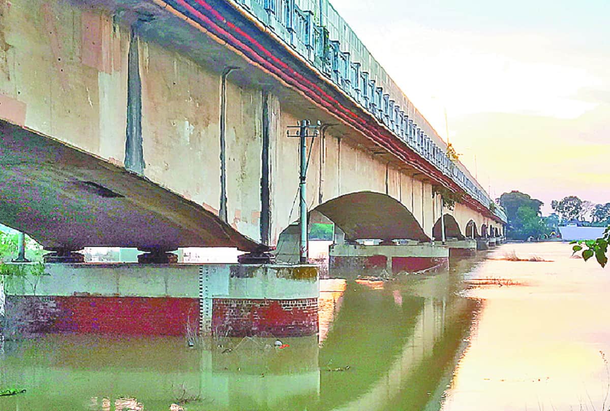 Flood of Gorakhpur rapti and gorra river still on danger mark Ghagra increased