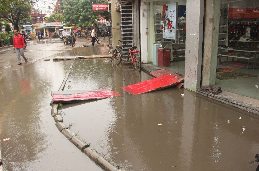 weather and rain update in varanasi BHU hospital faces many troubles due to waterlogging stretchers immersed See condition in pictures