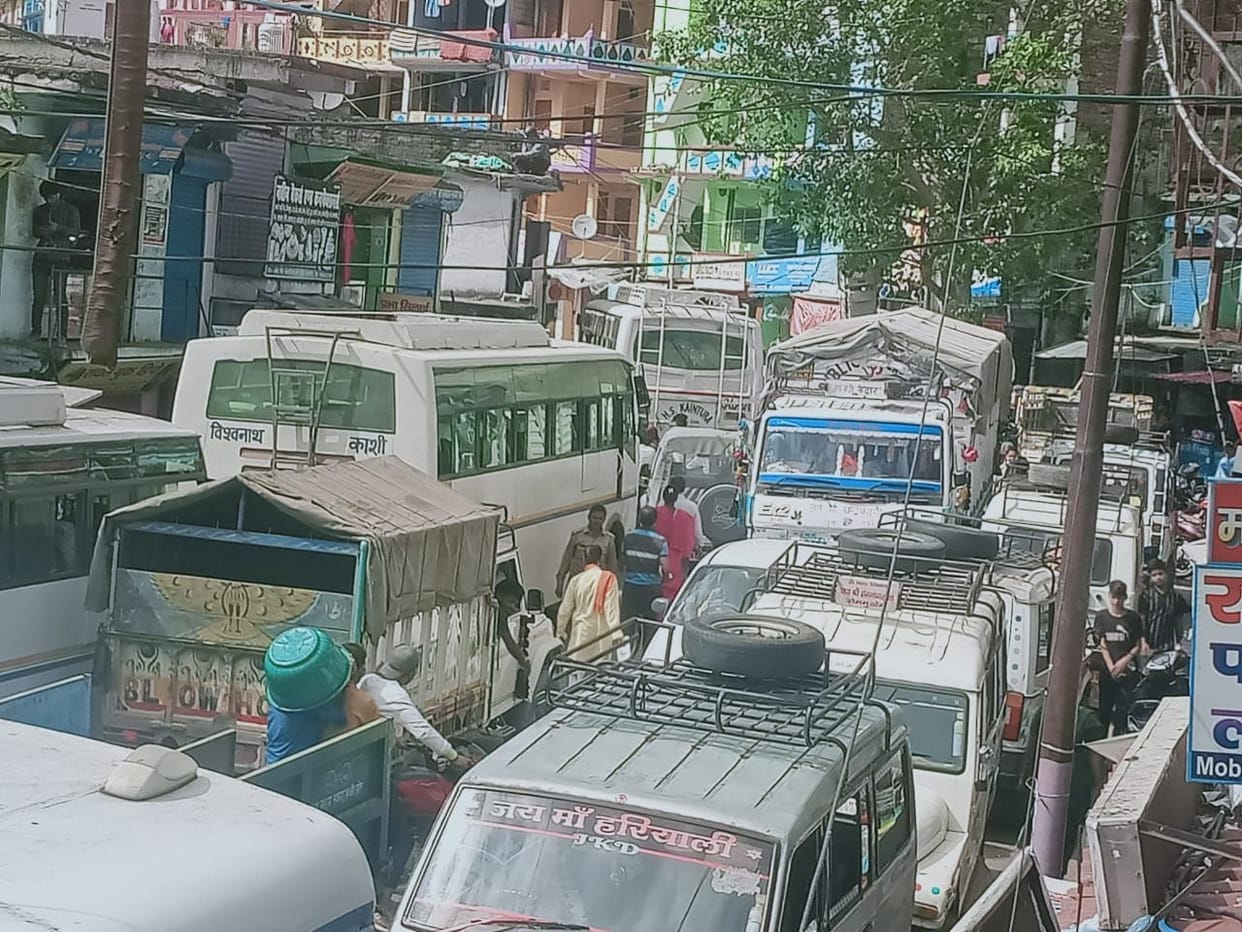 Vehicles kept crawling in Lambagaon market for one and a half hours
