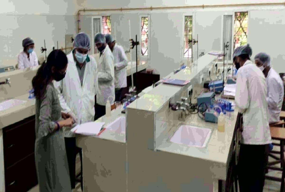 entry of final year students open in the lab of du colleges