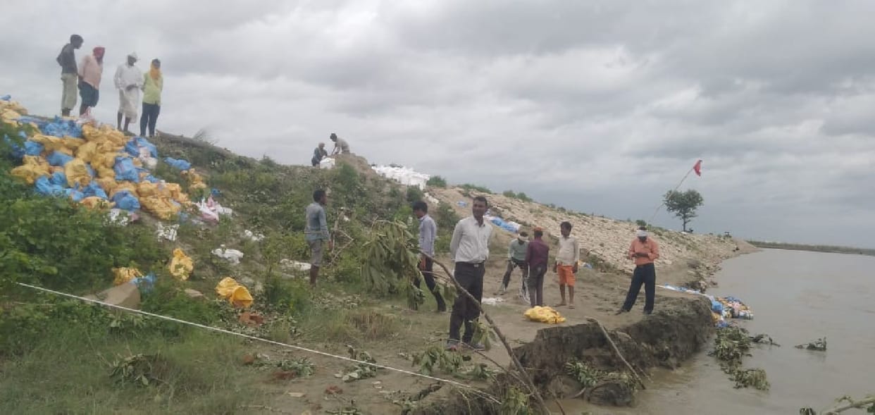 The danger loomed over the spur made of one and a half crores
