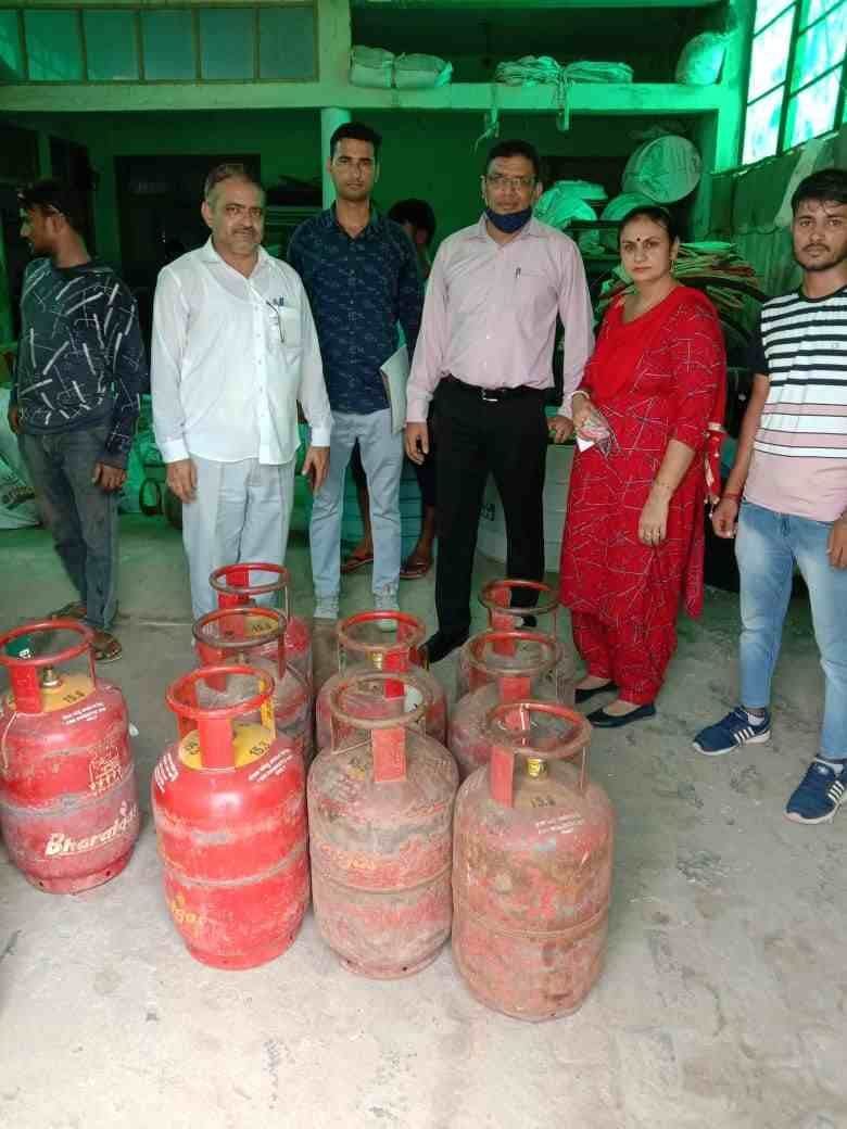 Food and Supplies Department team caught 43 domestic gas cylinders from commercial places