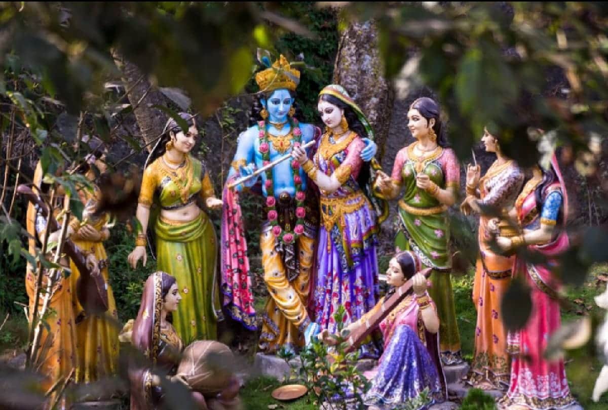 mysterious places in India Nidhivan does lord krishna still come to Nidhivan to perform raasleela