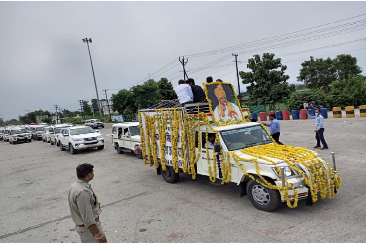 UP: The convoy carrying the ashes of former Chief Minister Kalyan Singh, paid floral tributes at Shivaya toll plaza in Meerut