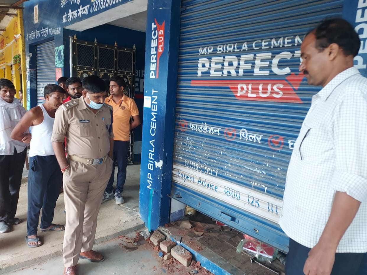 etawah news,Millions stolen by breaking the shutter of Saraf's shop