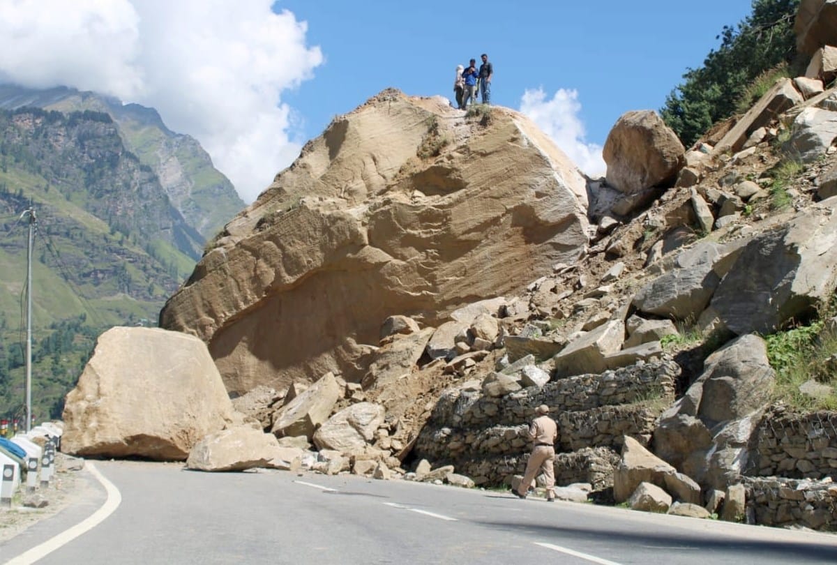 Himachal kullu Manali landslide news: landslide near nehru kund Manali-Leh highway blocked passenger vehicles stranded