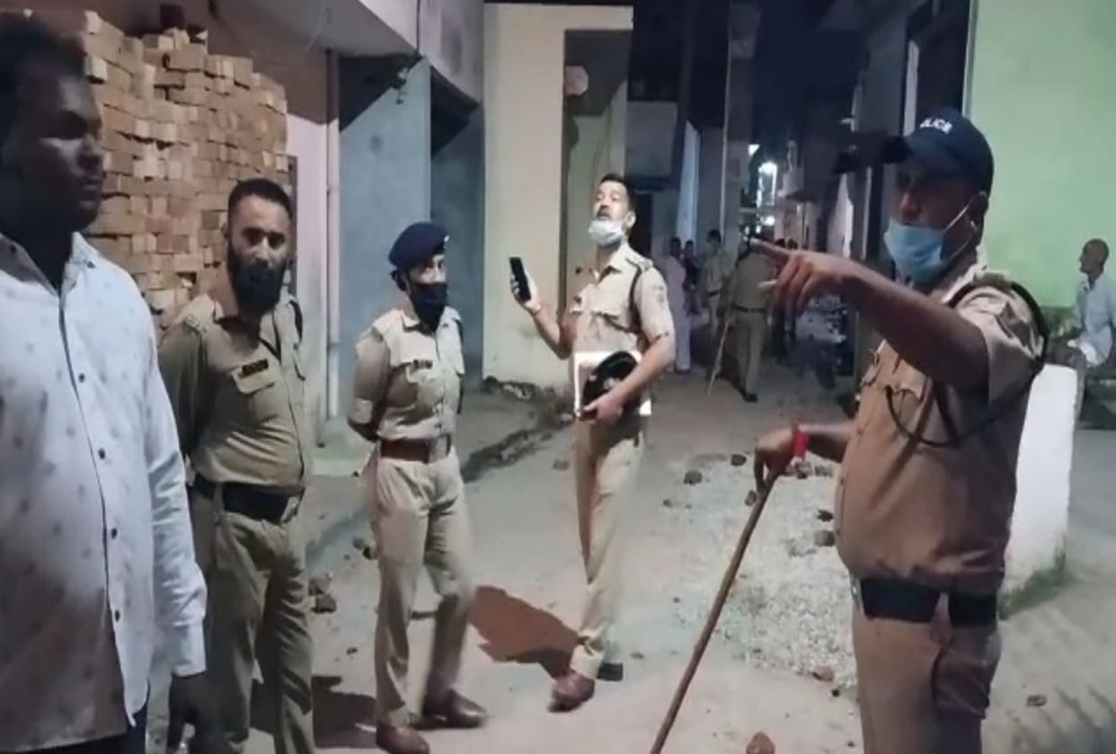haridwar news: Ruckus in minor dispute, two group throwing bricks and stones on each other for hours