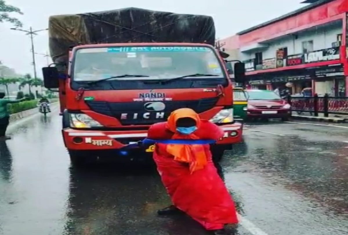 Bullet Rani to pull 71 feet long cutout of PM placed on truck weighing 9.5 ton