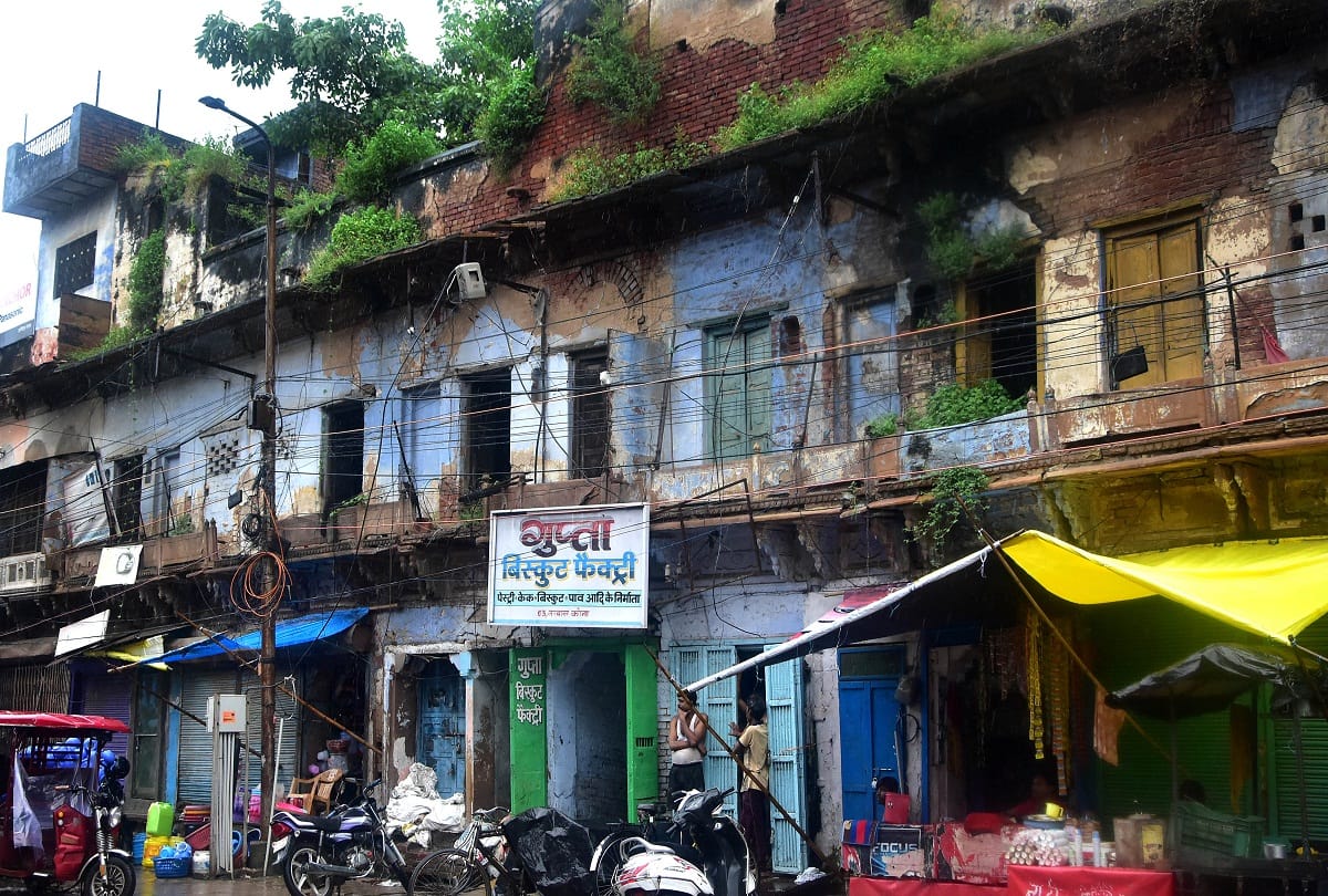 Danger: The dilapidated house became fatal, notice issued to 100, the controversy over the action heavy