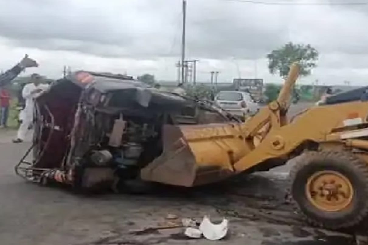 vehicle hit the auto 5-people died of the same family accident rajgarh in madhya pradesh