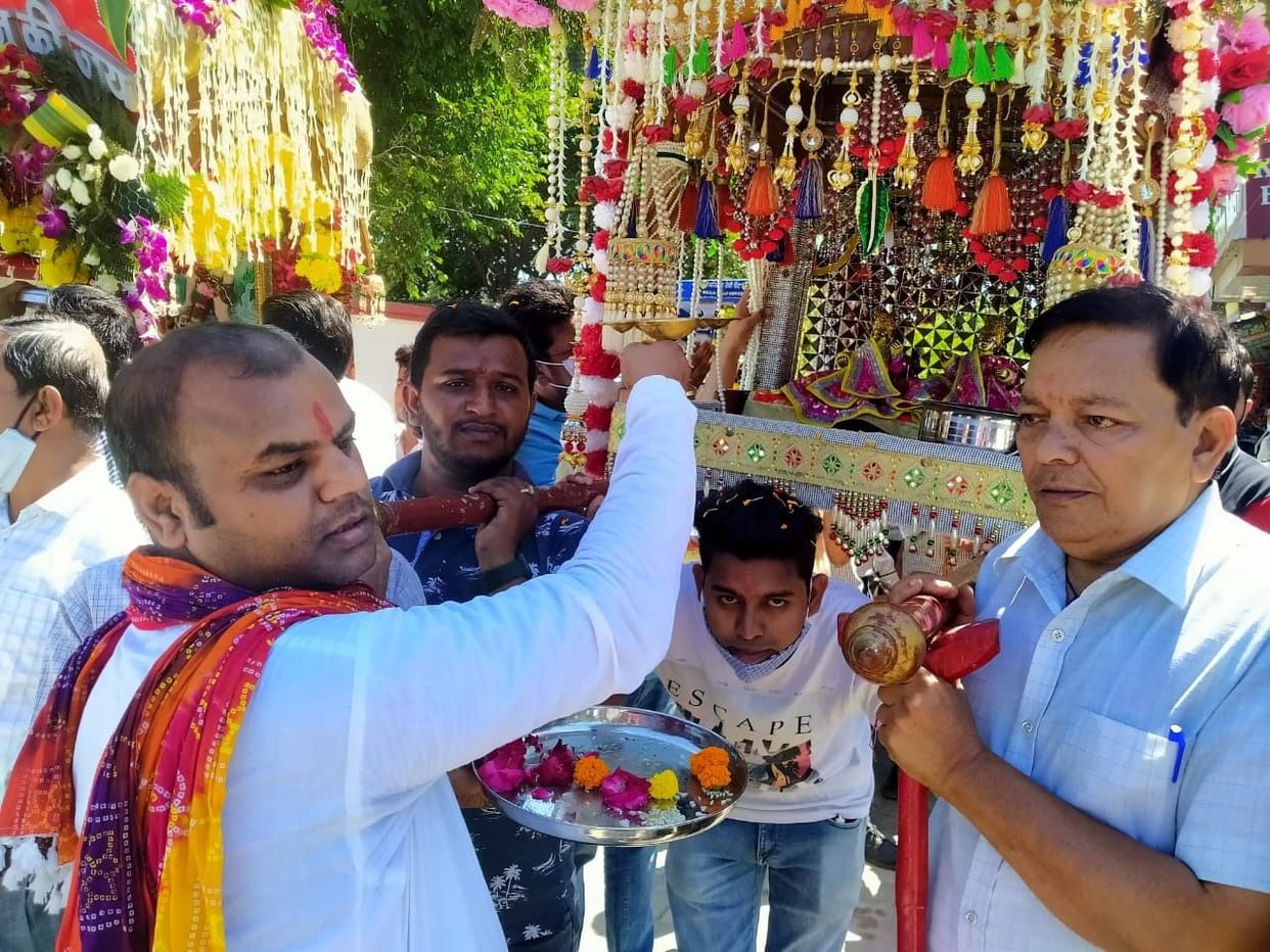 The city resonated with Hari Bol, Lord Vaman sitting in the pandal