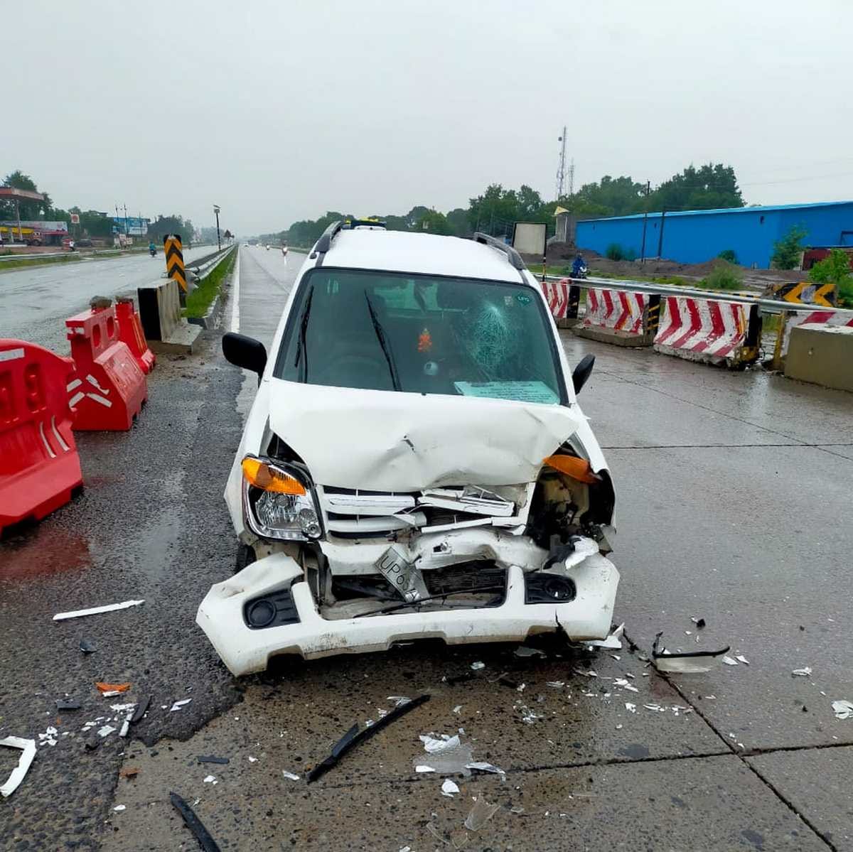 Truck collided with car on highway injured witness accused former MP family of causing accident in varanasi