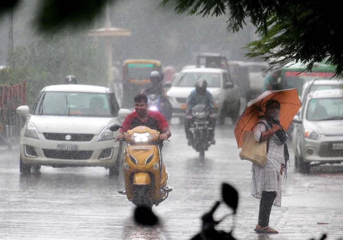 Weather changed due to easterly wind of Bay of Bengal rain in varanasi