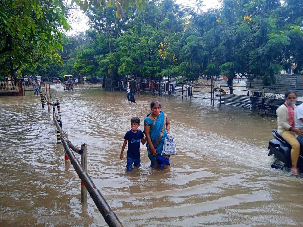 Rain caused trouble in UP and 32 deaths across the state
