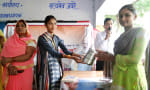 रघवा गांव में युवती को पुरस्कार देती ग्राम प्रधान प्रियंका निषाद।