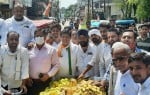 रेहड़ी पर फल बेचकर प्रदर्शन करते कांग्रेसी