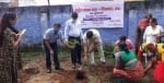 हाथरस : गांव दयालपुर में पोषण माह के पहले दिन पोषण वाटिका में पौधे लगाते सीडीओ।   संवाद
