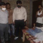 ग्रामीण का हाल पूछते डीएम कानपुर