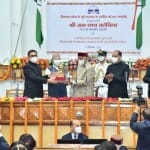 राष्ट्रपति रामनाथ कोविंद को राज्यपाल राजेंद्र विश्वनाथ आर्लेकर और विस अध्यक्ष विपिन परमार देवरथ का प्रतीक चिह्न भेंट करते हुए। इस दौरान मौजूद सीएम जयराम ठाकुर और नेता प्रतिपक्ष मुकेश अग्निहोत्री। राष्ट्रपति को शॉल और टोपी भी पहनाई गई।