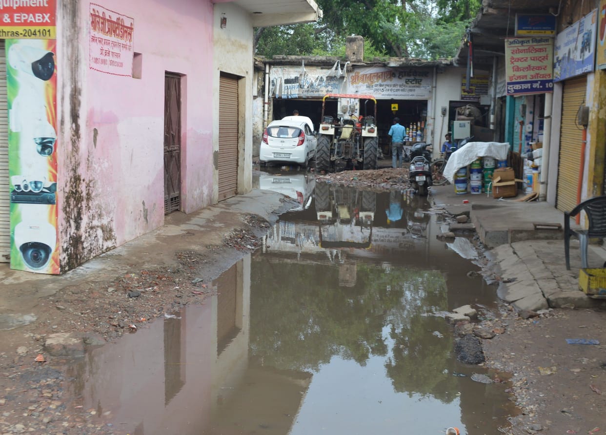 Hathras: Raja Mahendra Pratap market is in bad shape, dirty water is full