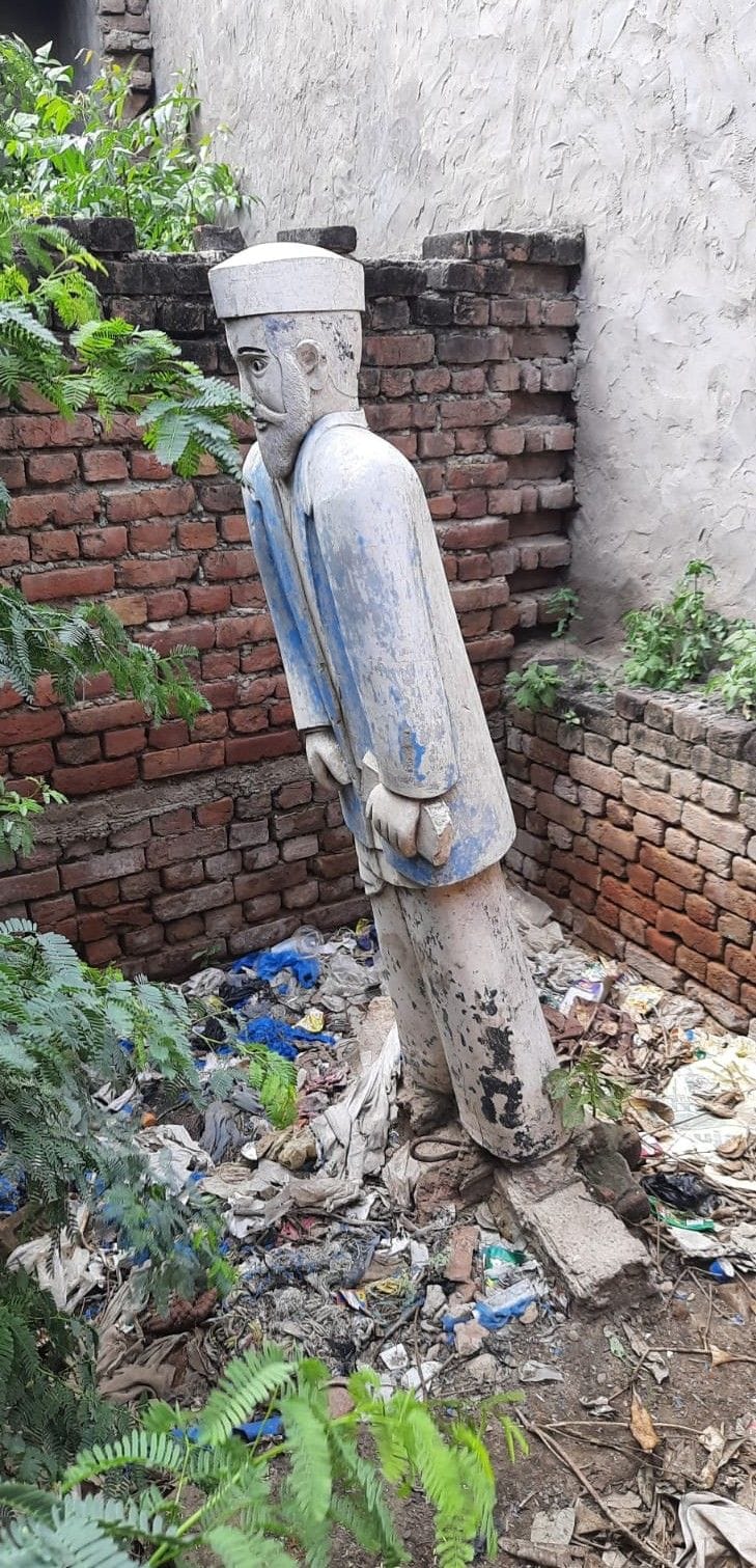Hathras: Statue of King Mahendra Pratap standing on a pile of garbage