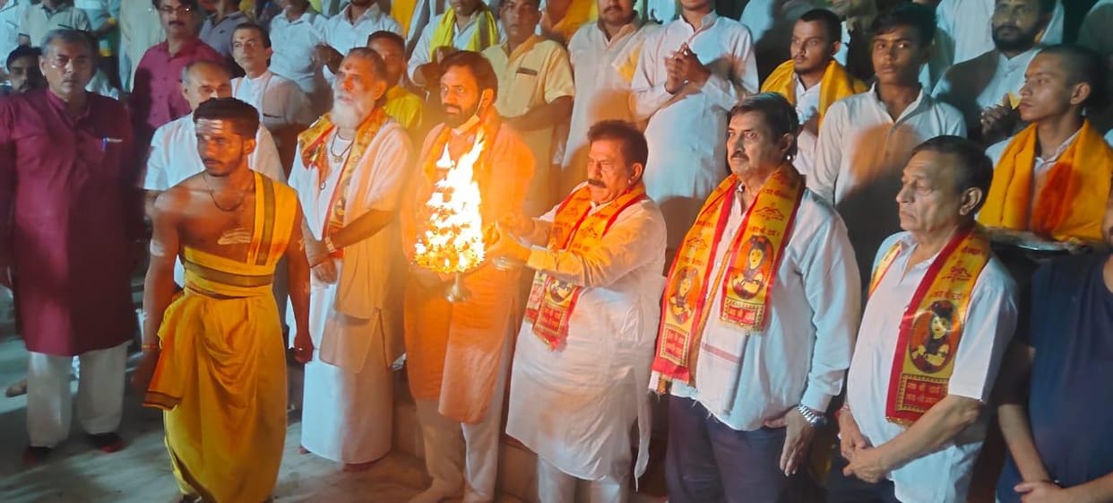 The grand aarti started on the lake in the fair