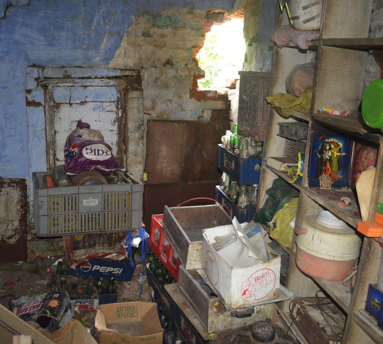 Hathras: Theft by cutting the wall of three shops at a distance of a few steps from the outpost