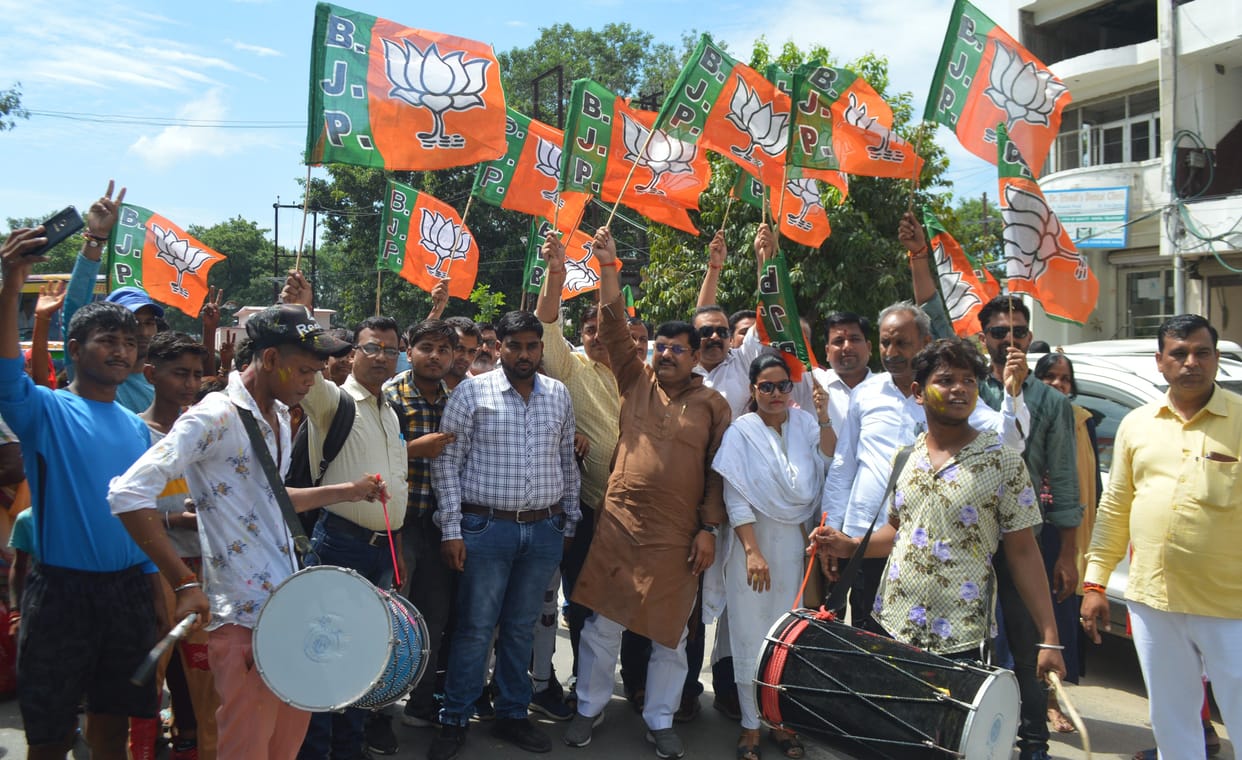 Hathras: Thousands of BJP went to Aligarh by hundreds of buses and private vehicles