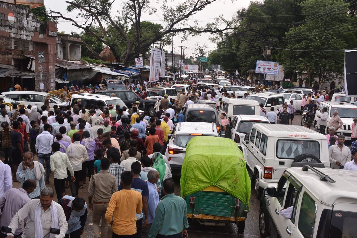 VIP vehicles jammed at Penth crossroads