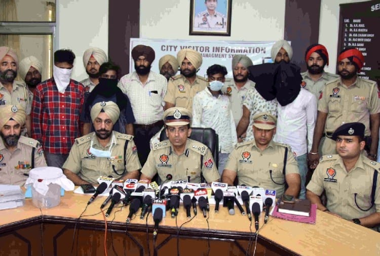 Amritsar police arrested two accused for looting grocery shops