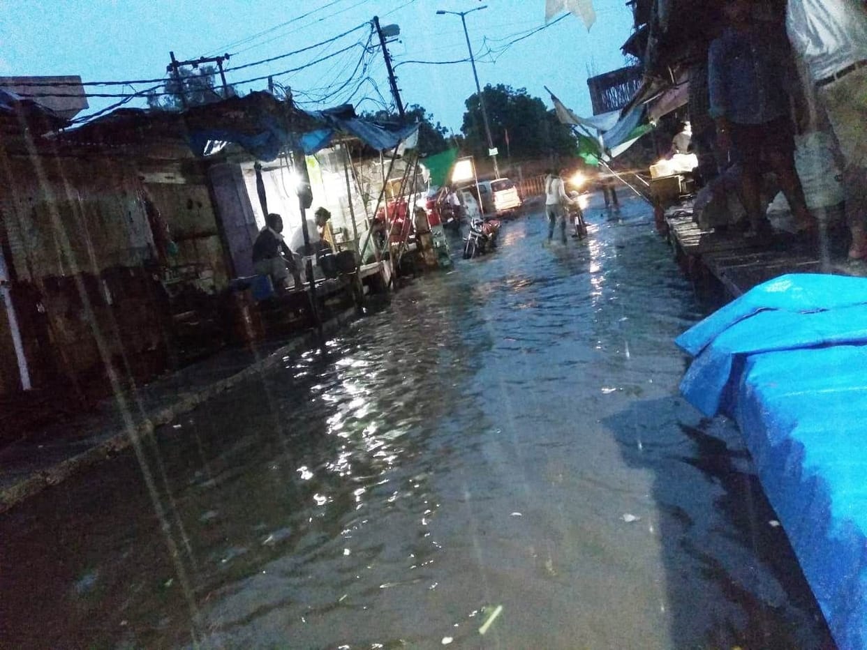 Hathras: The weather became pleasant due to drizzle
