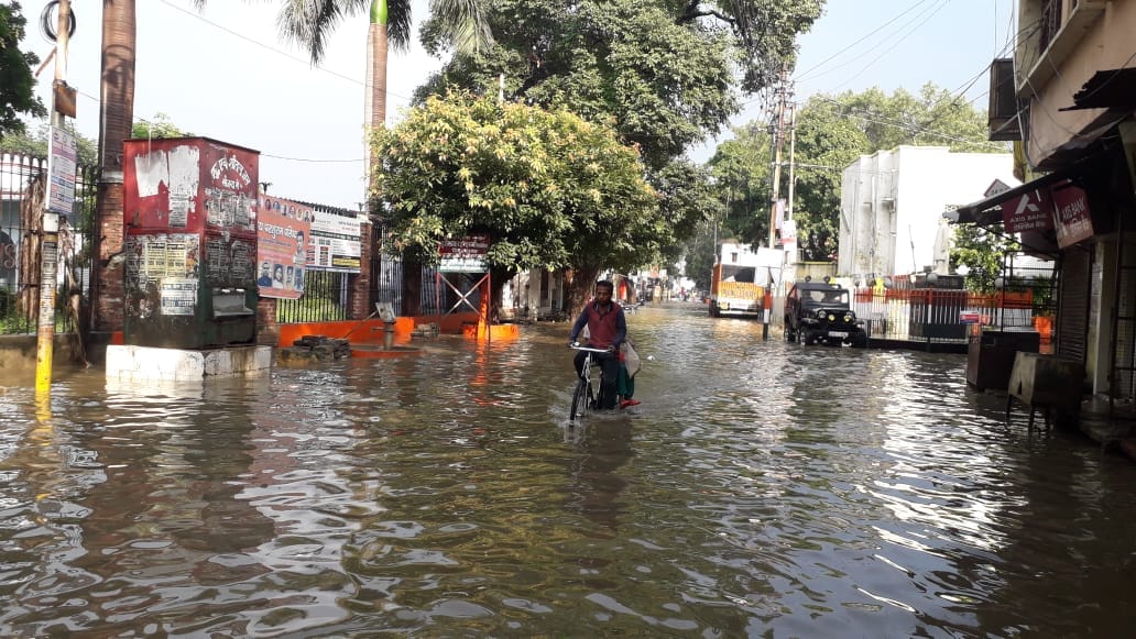 The city was submerged due to the rain from the night, people were in trouble