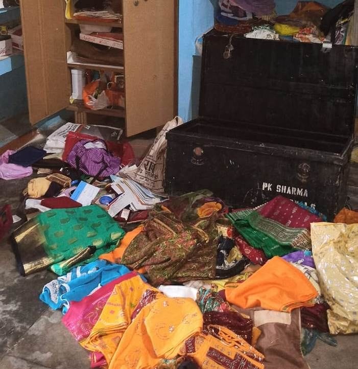 Jewelery and cash worth lakhs of rupees blown from the house