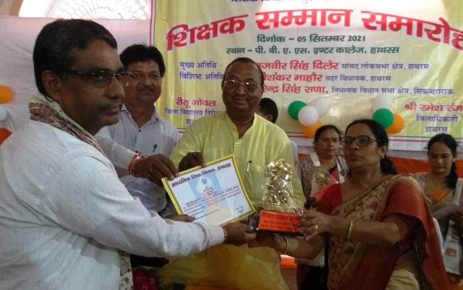Hathras: Guru takes us from ignorance to the light of knowledge