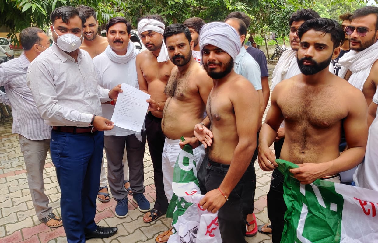 RLD workers demonstrated semi-naked