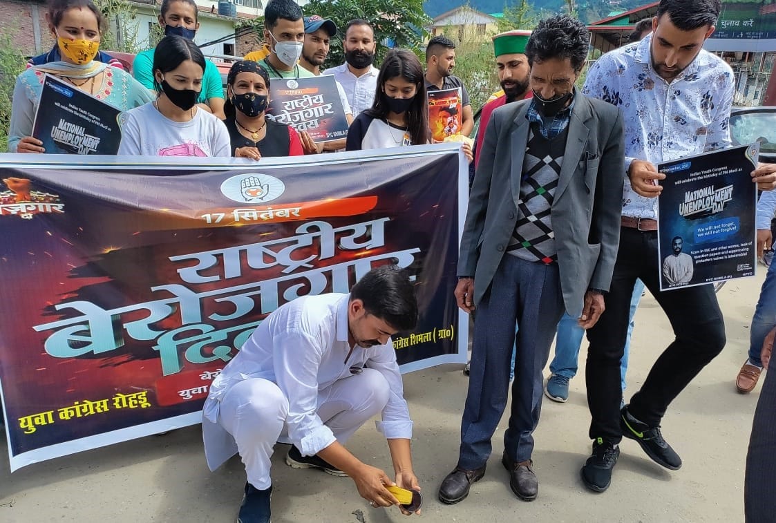 Demonstration on Prime Minister's birthday against unemployment, Youth Congress sold vegetables on a handcart in Rohru, then polished shoes in the market