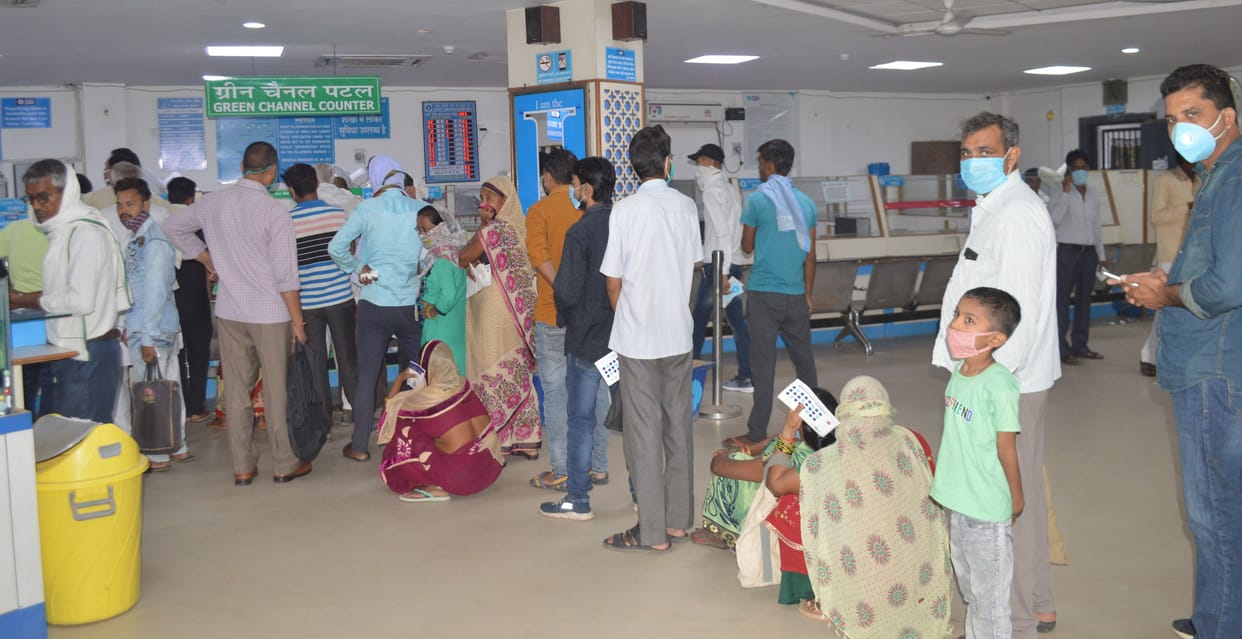 Banks opened after three days off, customers gathered