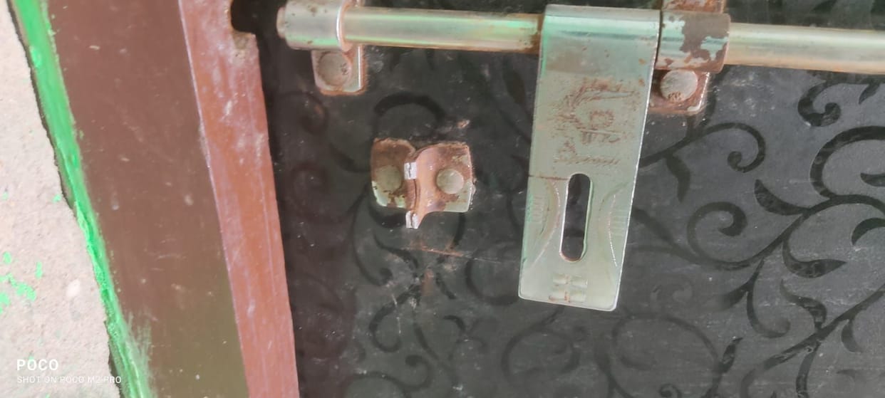 Hathras: Thieves of two closed houses cut their trunks, theft of lakhs