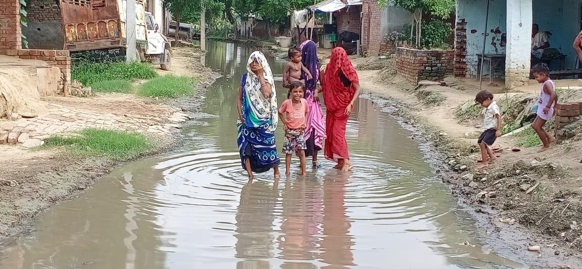 Hathras: Pedestrians facing problems due to waterlogging