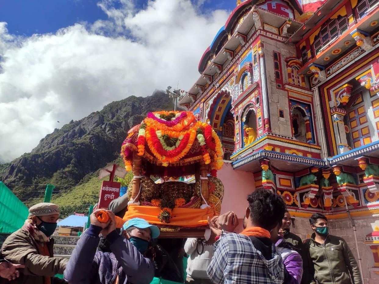 Lord Badrinath stayed in the company of Mata idol throughout the day