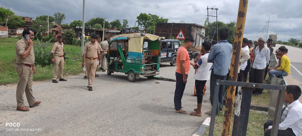 etawah news,Sister-in-law dies, sister-in-law and nephew injured due to auto overturning