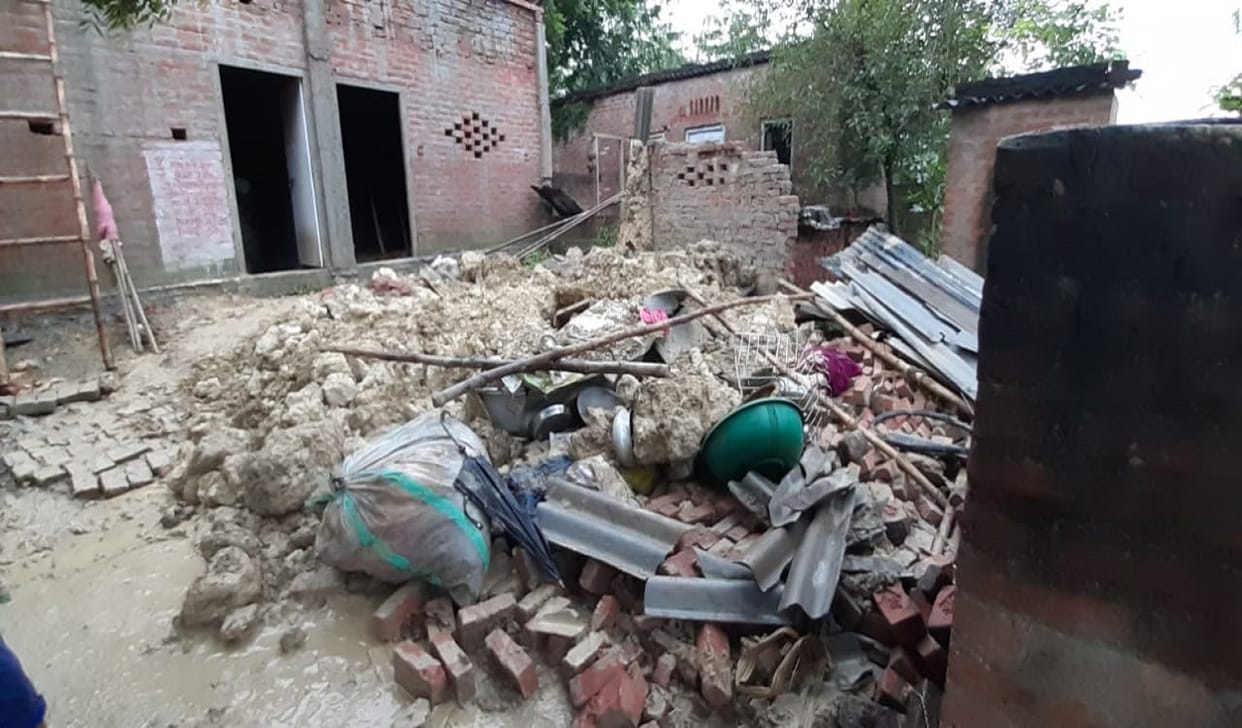 rain update in up death of husband and wife due to collapse of house in Mau mourning in entire village