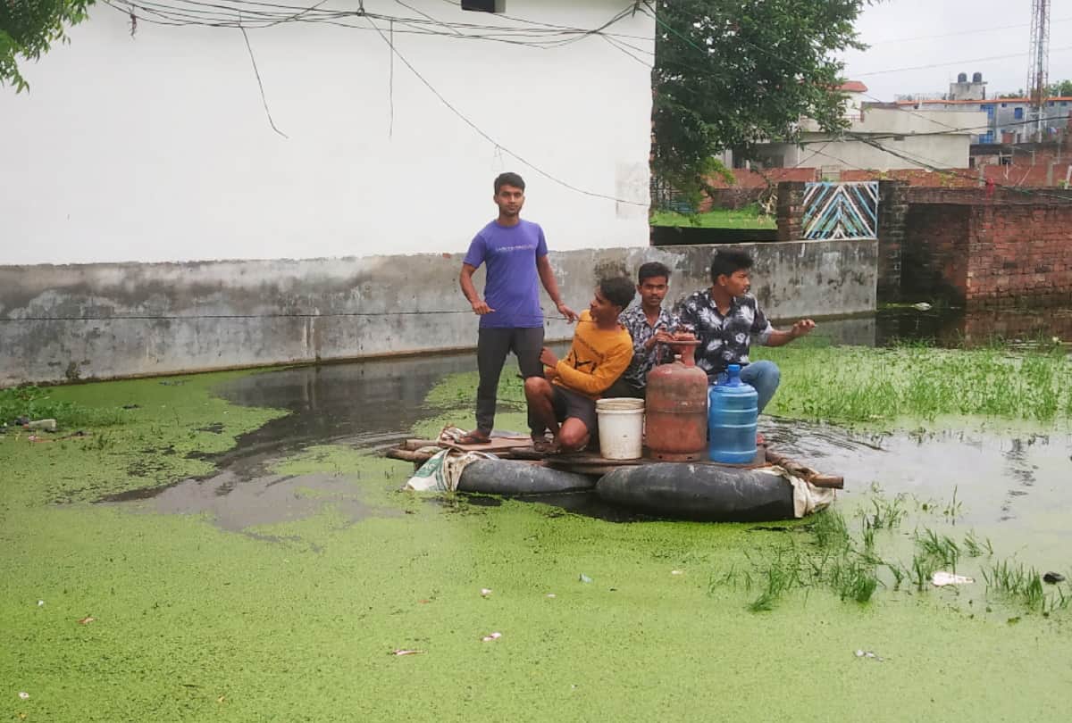 Flood of Gorakhpur rapti and gorra river still on danger mark Ghagra increased