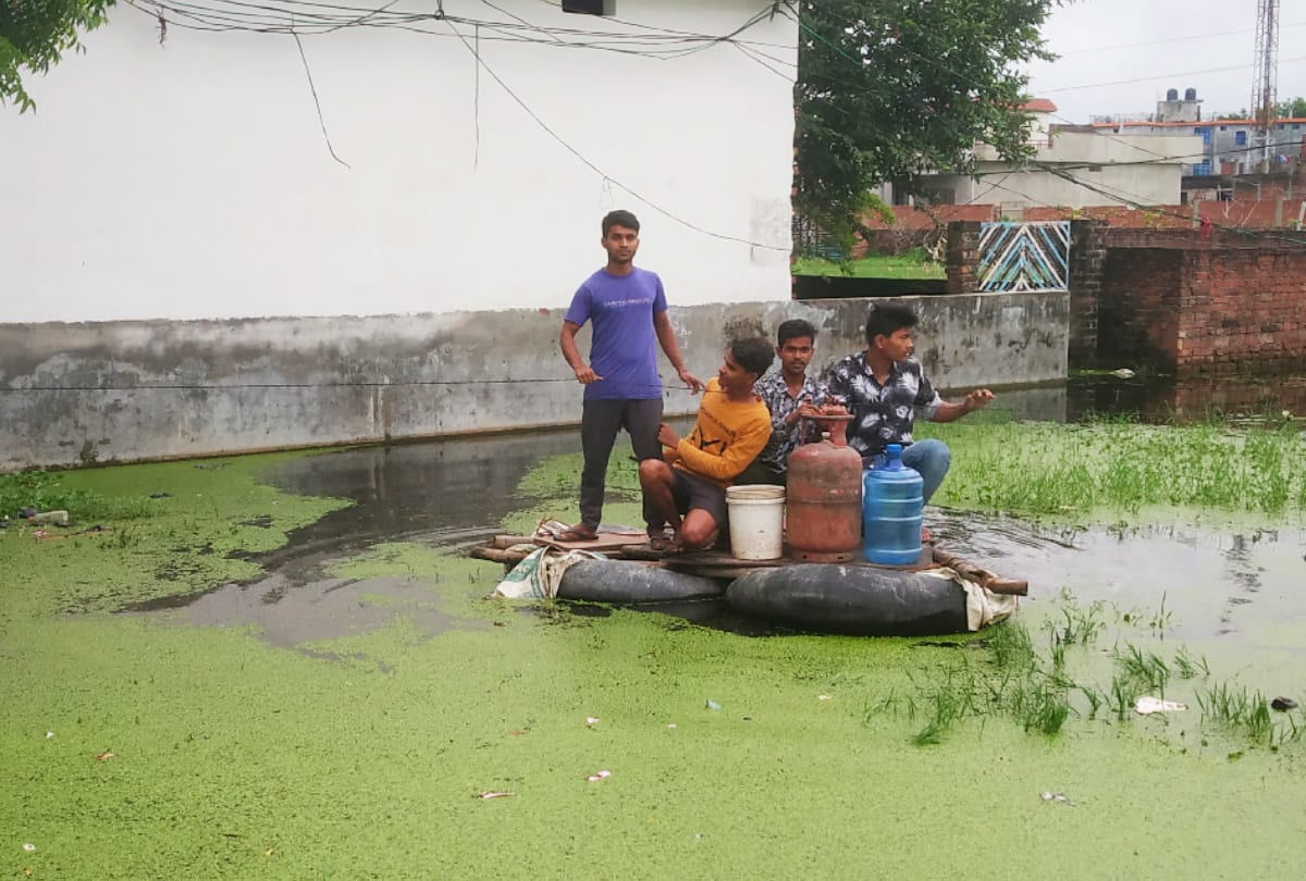 Flood of Gorakhpur rapti and gorra river still on danger mark Ghagra increased