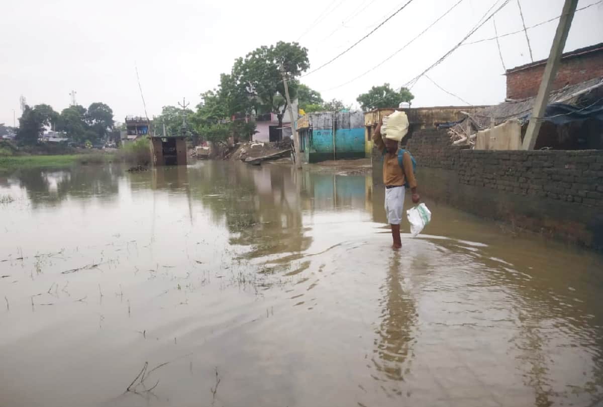 Flood of Gorakhpur rapti and gorra river still on danger mark Ghagra increased