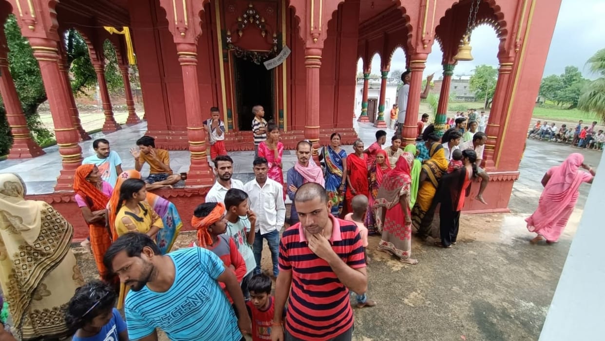 Ashtadhatu idol of Radhakrishna stolen in azamgarh dog squad and forensic team gathered evidence