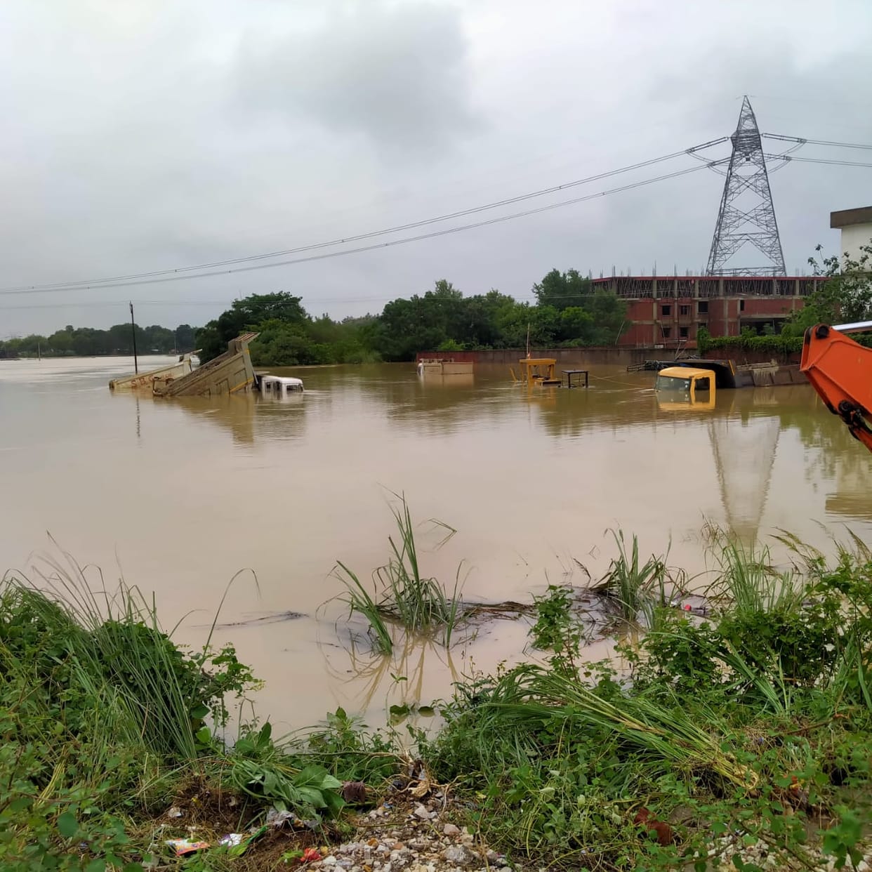 Machines engaged in the construction of expressway submerged in water pulled out some from Poklane